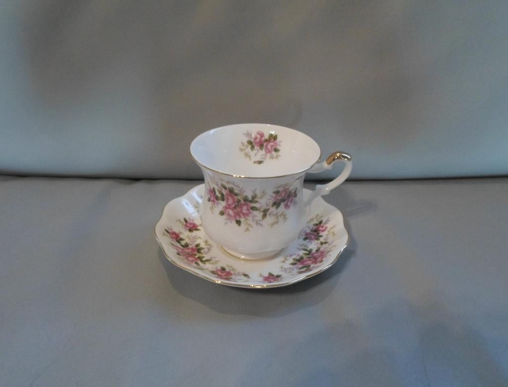 Royal Ascot Society Rose Kop Schotel, Ophalen of Verzenden, Zo goed als nieuw, Porselein, Kop en/of schotel