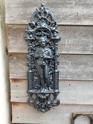 Mooi gietijzeren ornamenten jongeling met duif. Goede staat beschikbaar voor biedingen