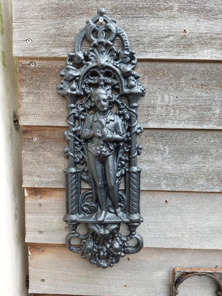 Mooi gietijzeren ornamenten jongeling met duif. Goede staat, Tuin en Terras, Tuinwanddecoratie, Zo goed als nieuw, Ophalen of Verzenden