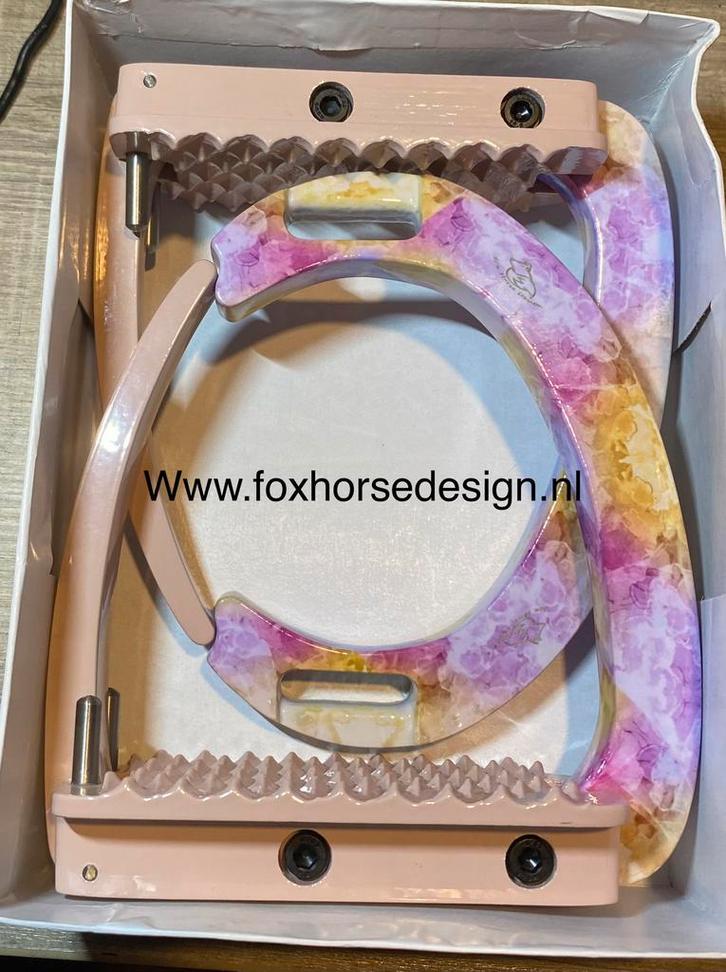 Nieuw! Veligheid stijgbeugels paint pink, Dieren en Toebehoren, Paarden en Pony's | Hoofdstellen en Tuigage, Nieuw, Overige soorten