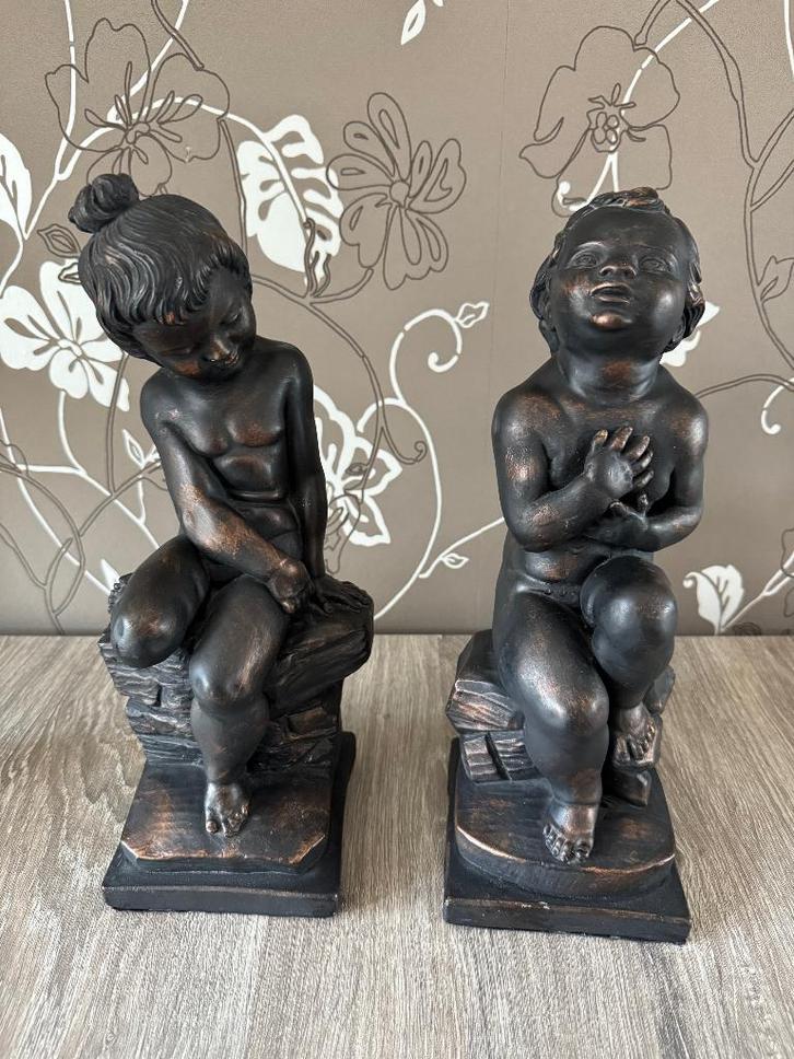 NIEUWSTAAT Beeldjes van jongen - meisje - kinderen BRUIN, Verzamelen, Beelden en Beeldjes, Zo goed als nieuw, Mens, Ophalen of Verzenden