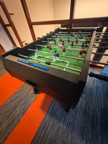 Mooie robuuste tafel voetbal in goede staat beschikbaar voor biedingen