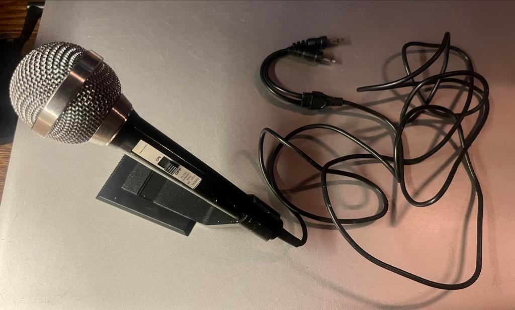 Realistic 33-2001 Dynamische Microfoon met Stander, Muziek en Instrumenten, Microfoons, Gebruikt, Zangmicrofoon, Ophalen of Verzenden