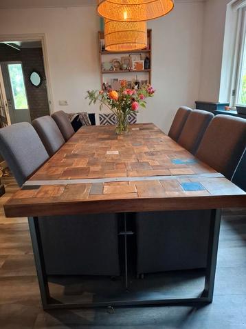 Stoere Teakhouten Eettafel met Industrieel Onderstel beschikbaar voor biedingen