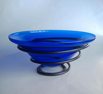Blauwe glazen schaal met metalen spiraal voet beschikbaar voor biedingen