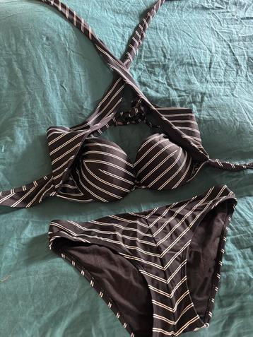  Hunkemöller Bikini – Zwart met Witte Strepen – Maat 70D  hu beschikbaar voor biedingen