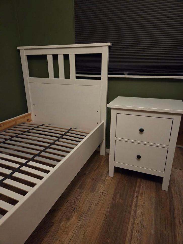 IKEA HEMNES bed met nachtkastje - Wit, Huis en Inrichting, Slaapkamer | Bedden, Zo goed als nieuw, Eenpersoons, 90 cm, 200 cm