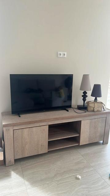 Tv kast beschikbaar voor biedingen