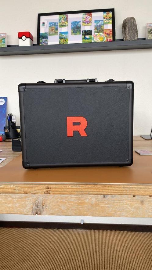 The Glory of Team Rocket – Attache Case (Factory sealed), Hobby en Vrije tijd, Verzamelkaartspellen | Pokémon, Nieuw, Losse kaart