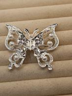 Antiek stijl broche met vlinder en faux parels.