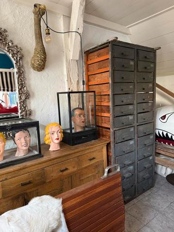 Kast Ladekast Industriële Vintage beschikbaar voor biedingen
