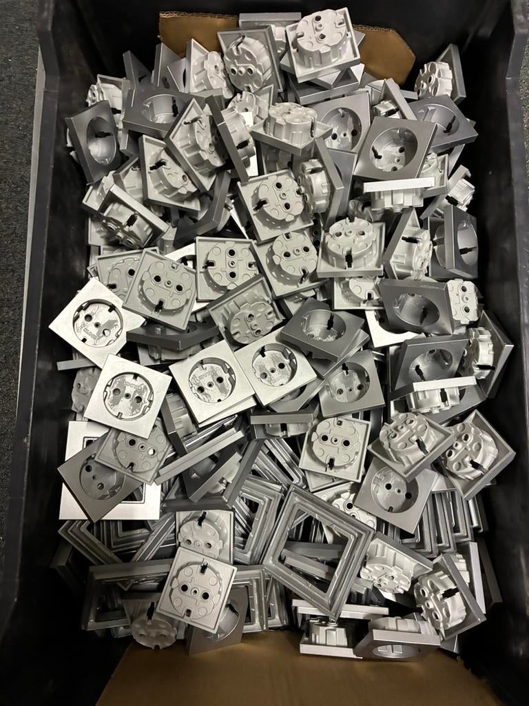 Jung a550 aluminium 165x 1v raam en veel stopcontact kapjes, Doe-het-zelf en Verbouw, Gebruikt, ., Ophalen of Verzenden, .