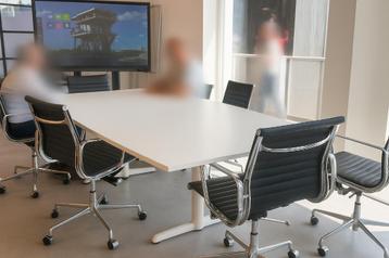 Witte vergadertafel + 10 design bureaustoelen – set in uitst beschikbaar voor biedingen