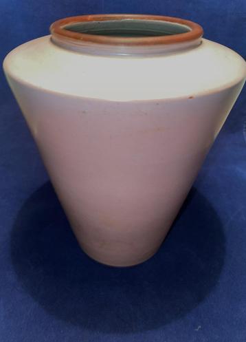 Zeer mooi gevormde Nederlandse gesigneerde vaas pastelkleur beschikbaar voor biedingen