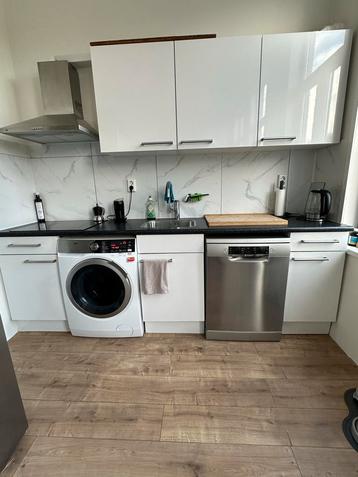 Moderne witte keuken met apparatuur (vanaf december) beschikbaar voor biedingen