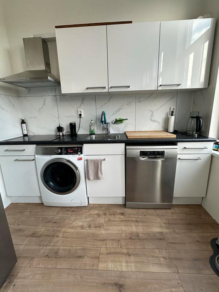 Moderne witte keuken met apparatuur (vanaf december), Huis en Inrichting, Keuken | Complete keukens, Zo goed als nieuw, Enkelwandige keuken