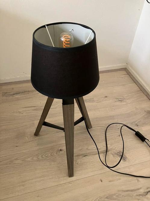 Staande lamp met driepoot en zwarte kap, Huis en Inrichting, Lampen | Tafellampen, Gebruikt, Minder dan 50 cm, Ophalen