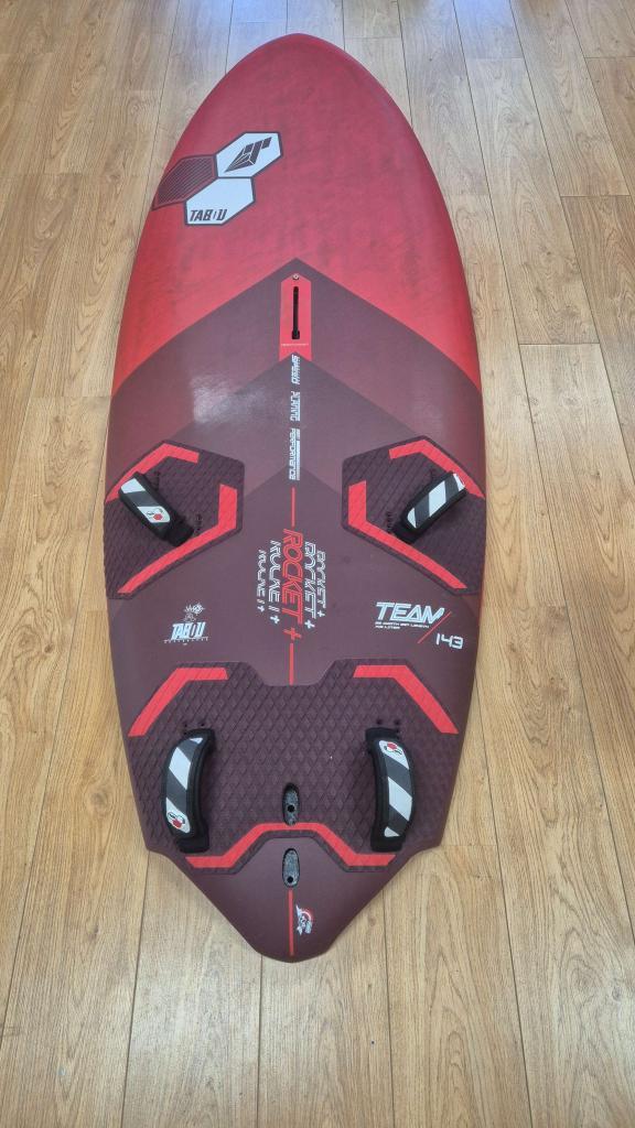 Tabou Rocket Plus 123 - 143 TEAM  nieuwstaat, Watersport en Boten, Windsurfen