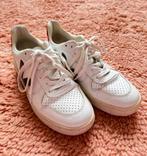 Veja V-10 sneakers wit met rood/blauw, Wit, Veja, Ophalen of Verzenden, Sneakers of Gympen