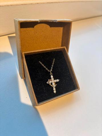 Goude ketting met kruis beschikbaar voor biedingen