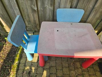Tafel met 2 stoelen beschikbaar voor biedingen