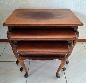 Salontafel + set bijzettafeltjes 'Queen Ann' beschikbaar voor biedingen