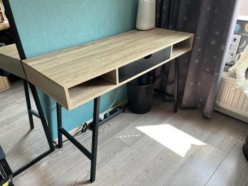 Degelijk bureau met lade beschikbaar voor biedingen