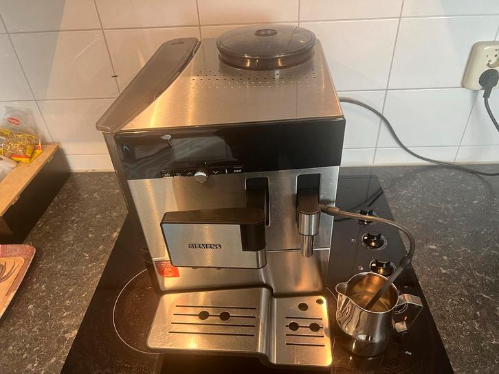 Defecte Siemens EQ.8 series 300 - voor de hobbyist!, Witgoed en Apparatuur, Koffiezetapparaten, Niet werkend, Koffiebonen, Koffiemachine