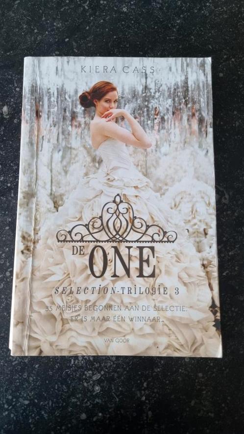 Kiera Cass - De one, Boeken, Kinderboeken | Jeugd | 13 jaar en ouder, Zo goed als nieuw, Ophalen of Verzenden