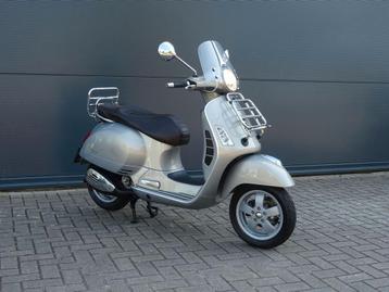 Vespa GTS 300 Touring 2014 weinig KM GTS3 beschikbaar voor biedingen