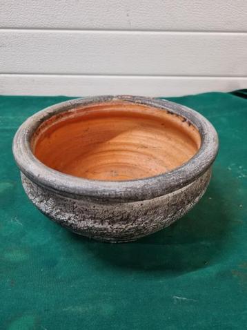 bloempot grijs rond beschikbaar voor biedingen