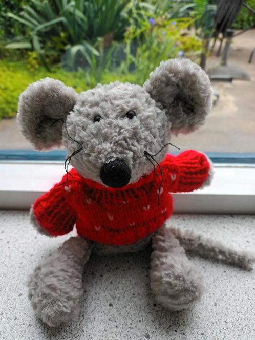 Grijze muis in rood gebreide trui merk Christmas House, Kinderen en Baby's, Speelgoed | Knuffels en Pluche, Zo goed als nieuw