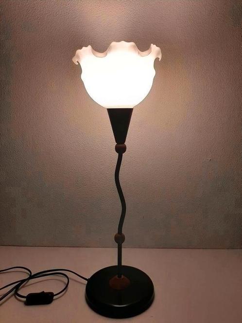 Mooi tafellamp met golvende voet en melkglas kap, Huis en Inrichting, Lampen | Tafellampen, Zo goed als nieuw, Metaal, Stof, Ophalen of Verzenden