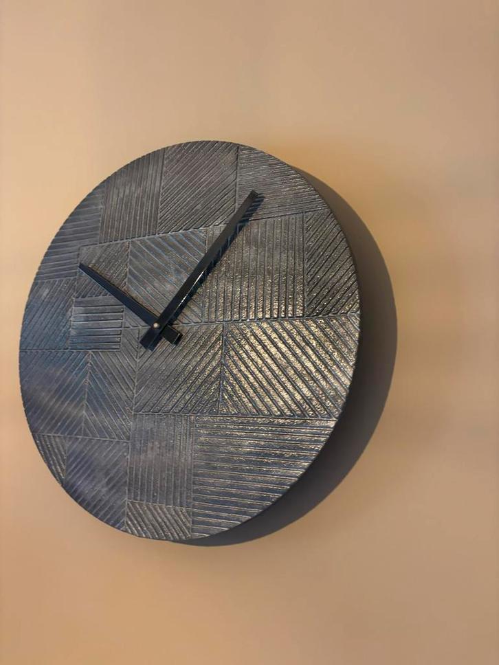 Leen Bakker Wandklok Duuk - Zo Goed Als Nieuw Brons kleurig, Huis en Inrichting, Woonaccessoires | Klokken, Zo goed als nieuw