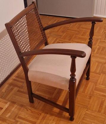 Vintage fauteuil met rieten rugleuning beschikbaar voor biedingen