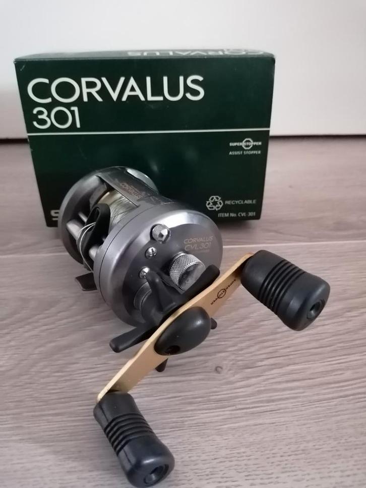 Shimano Corvalus 301 Baitcaster Reel, Watersport en Boten, Hengelsport | Roofvissen, Ophalen of Verzenden