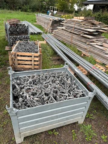 Stalen steiger met planken,koppelingen,trappen en bouwlift beschikbaar voor biedingen