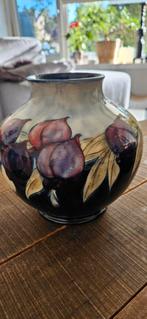 Moorcroft Burslem vaas model 1440 – Pomegranate decor (ca. 1, Antiek en Kunst, Ophalen