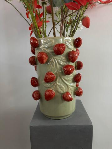 Daan kromhout aardbeien vaas  beschikbaar voor biedingen