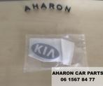 Kia Rio Embleem Voorbumper 863201W150 Logo Nieuw Origin 1312, Auto-onderdelen, Nieuw, Ophalen of Verzenden