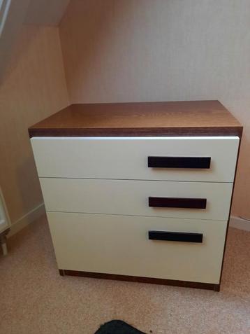 Nachtkastje  beschikbaar voor biedingen