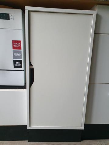 Een praktische kast, 36cm B, 69cm H, 54cm diep