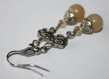   Oorbellen met beige kralen en metalen kralen beschikbaar voor biedingen