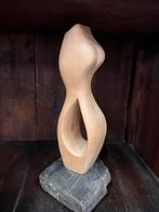 Abstract houten vrouwenfiguur op natuurstenen sokkel, Ophalen of Verzenden