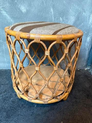 Vintage rotan opbergmand mand krukje beschikbaar voor biedingen