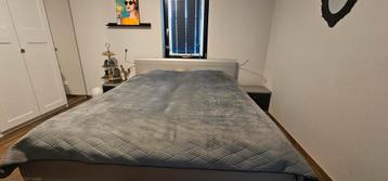 2 persoons bed 180x210, grijs, en lattenbodems beschikbaar voor biedingen