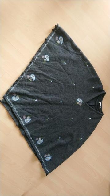 Wollen poncho maat M grijs geborduurd  beschikbaar voor biedingen