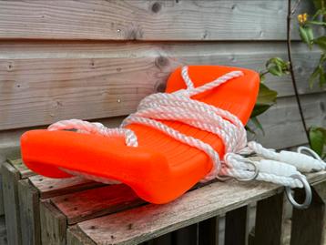 Schommel van oranje kunststof beschikbaar voor biedingen