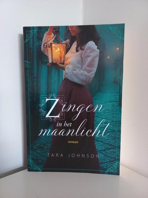 Tara Johnson - Zingen in het maanlicht, Boeken, Historische romans, Zo goed als nieuw, Ophalen of Verzenden