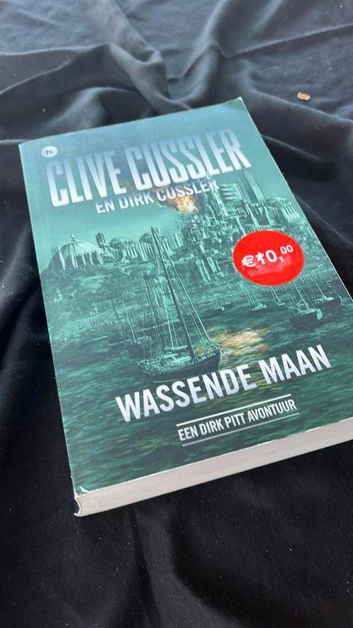 Clive Cussler - Wassende maan, Boeken, Thrillers, Zo goed als nieuw, Ophalen of Verzenden